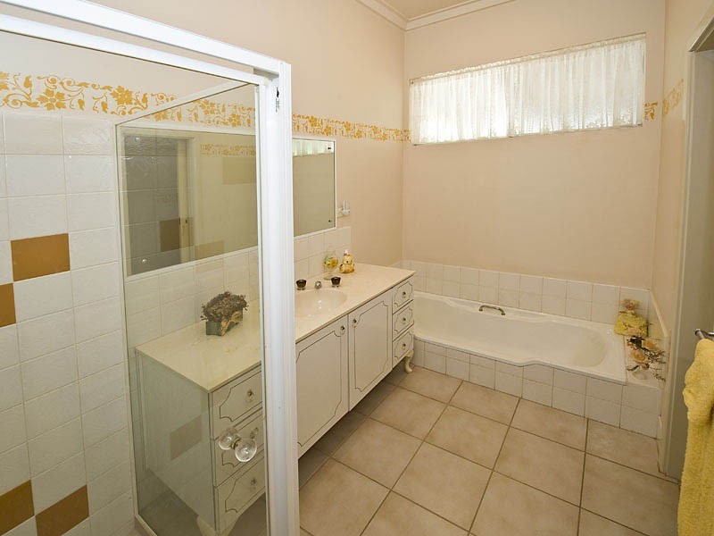 6 Boorabilla Way, Greenmount WA 6056