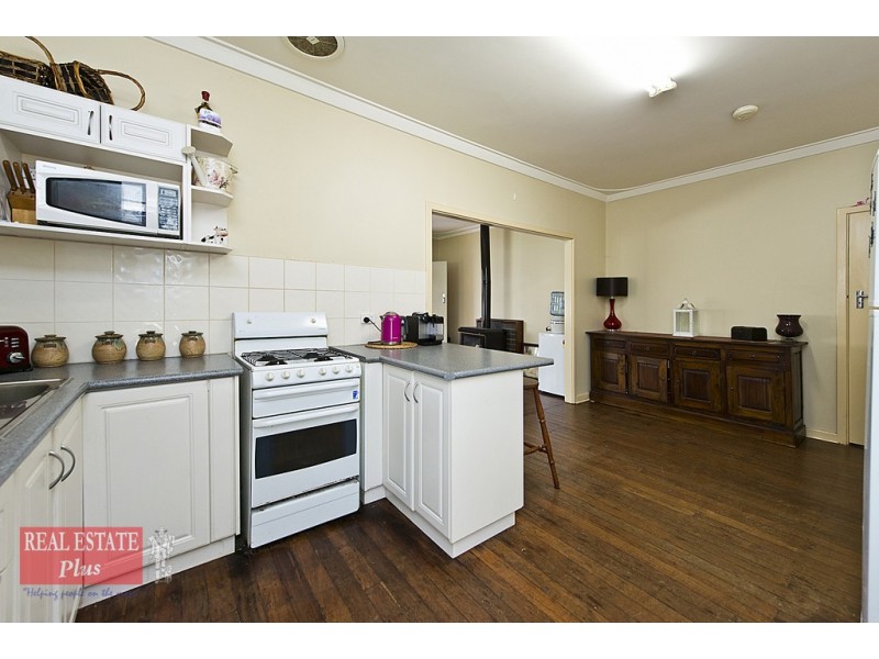 4 Russell Road, Greenmount WA 6056