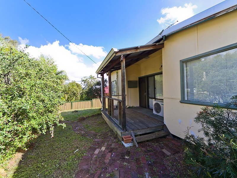 25 Myles Road, Swan View WA 6056