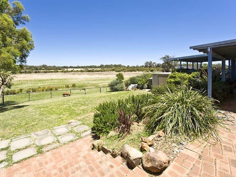 24 Avon Crescent, Viveash WA 6056