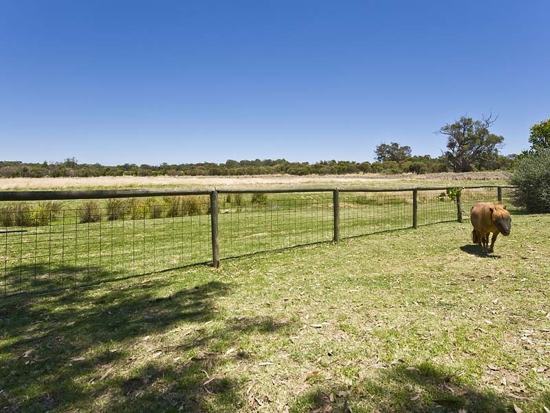 24 Avon Crescent, Viveash WA 6056