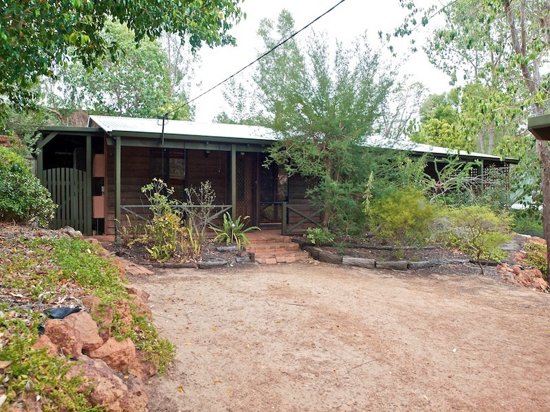8 Wooloomooloo Road, Greenmount WA 6056
