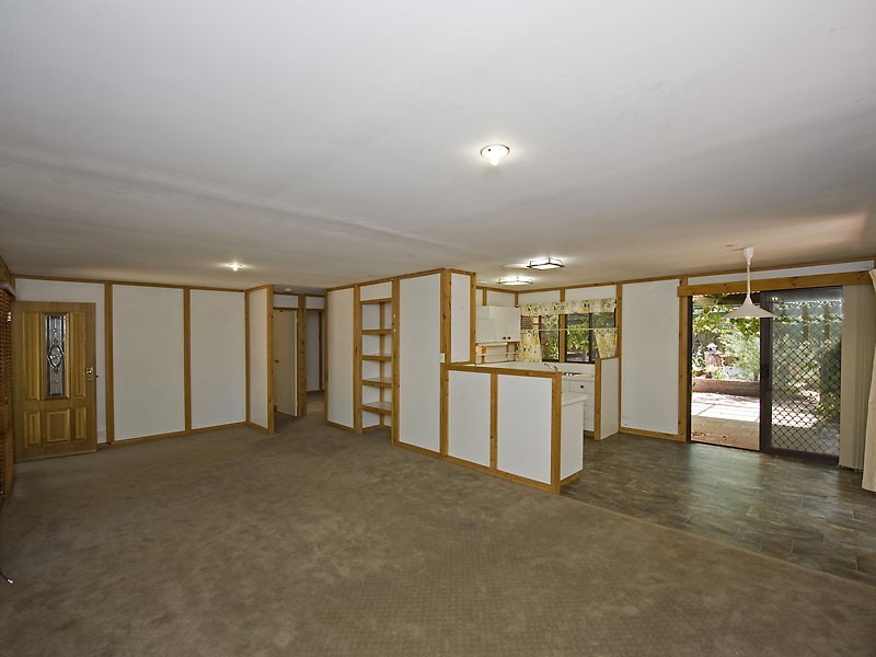 8 Wooloomooloo Road, Greenmount WA 6056