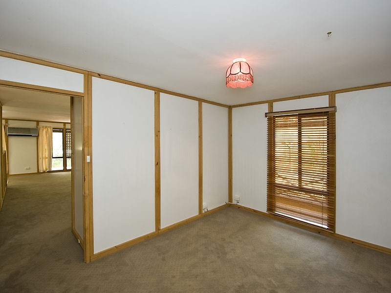 8 Wooloomooloo Road, Greenmount WA 6056