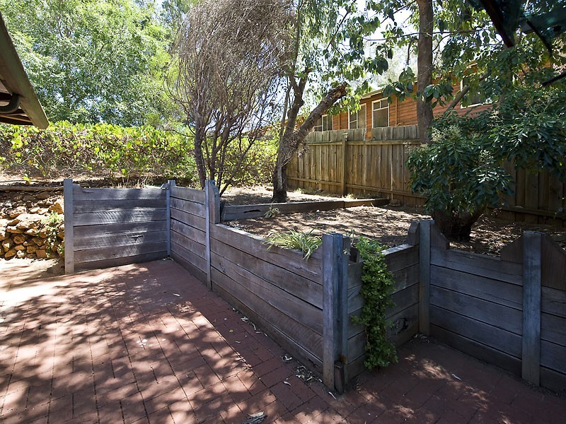 8 Wooloomooloo Road, Greenmount WA 6056