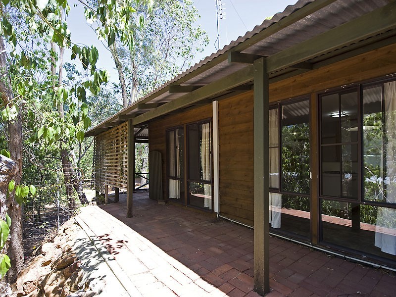 8 Wooloomooloo Road, Greenmount WA 6056