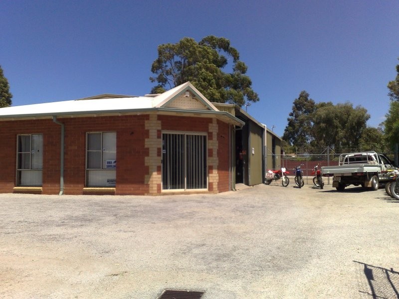 24 Wandeara Crescent, Mundaring WA 6073