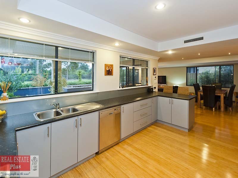 21 Januk Turn, South Guildford WA 6055