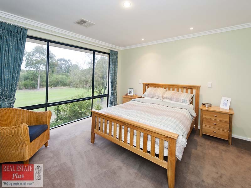 21 Januk Turn, South Guildford WA 6055