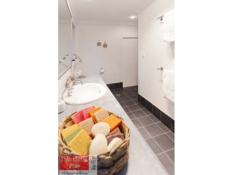 21 Januk Turn, South Guildford WA 6055