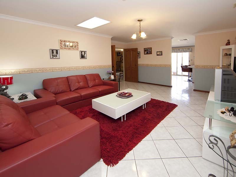 6 Clyde Place, Camillo WA 6111