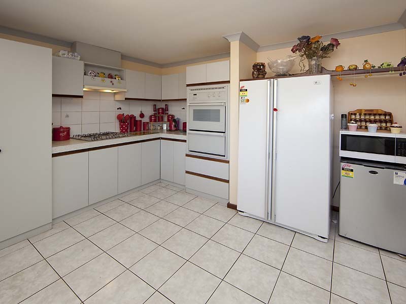 6 Clyde Place, Camillo WA 6111