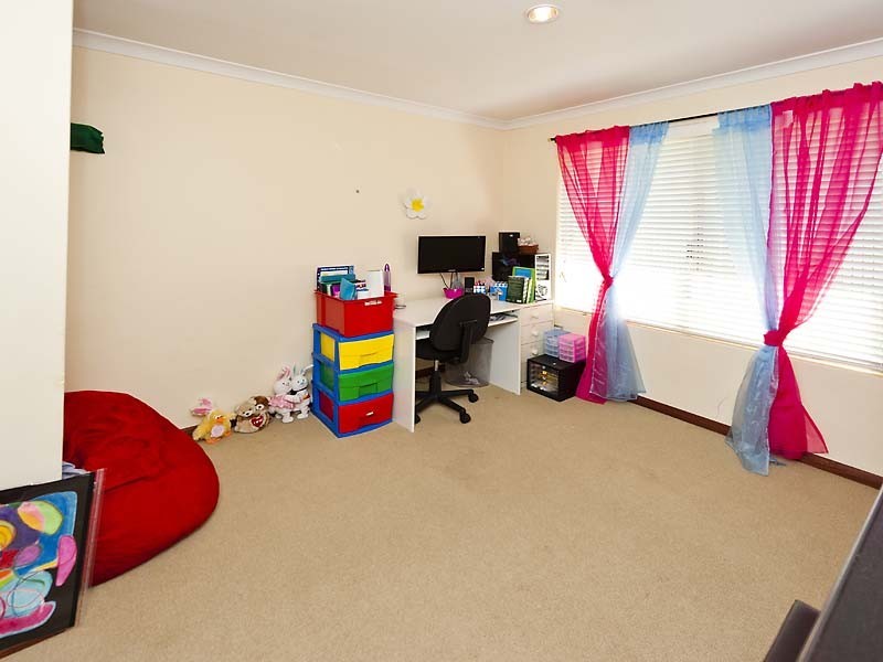 24 Gentle Circle, South Guildford WA 6055