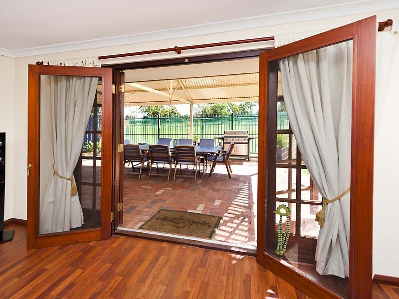 24 Gentle Circle, South Guildford WA 6055