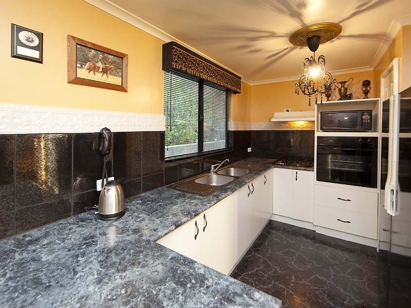 11 Hilltop Place, Kelmscott WA 6111