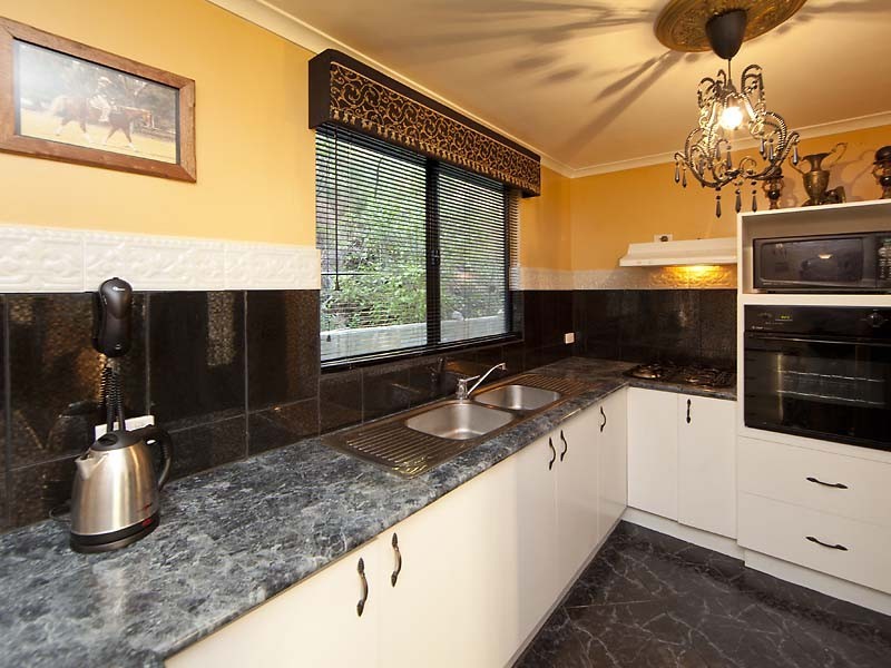 11 Hilltop Place, Kelmscott WA 6111