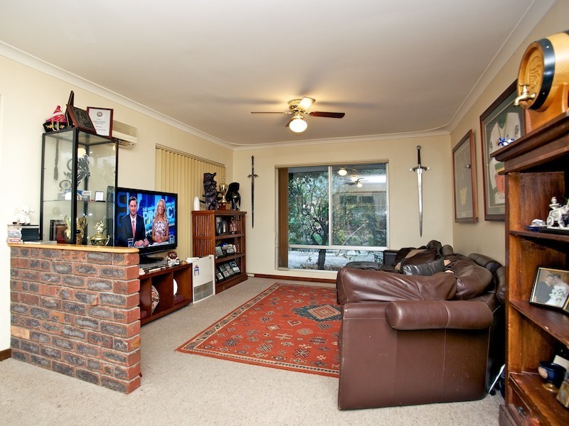 11 Woodbridge Drive, Greenmount WA 6056