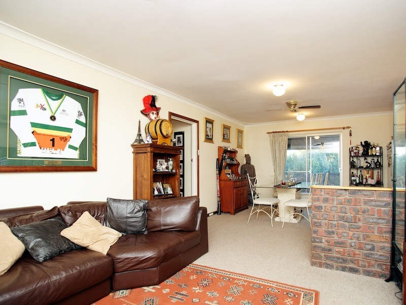 11 Woodbridge Drive, Greenmount WA 6056