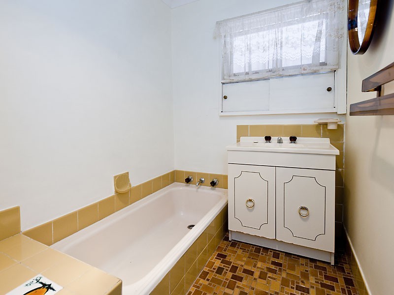 11 Woodbridge Drive, Greenmount WA 6056