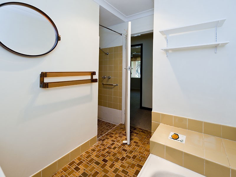 11 Woodbridge Drive, Greenmount WA 6056