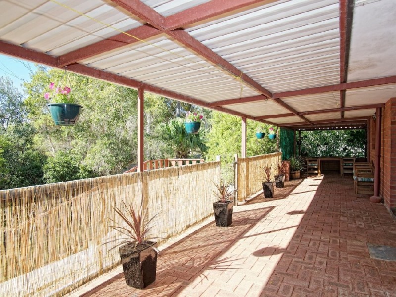 11 Woodbridge Drive, Greenmount WA 6056