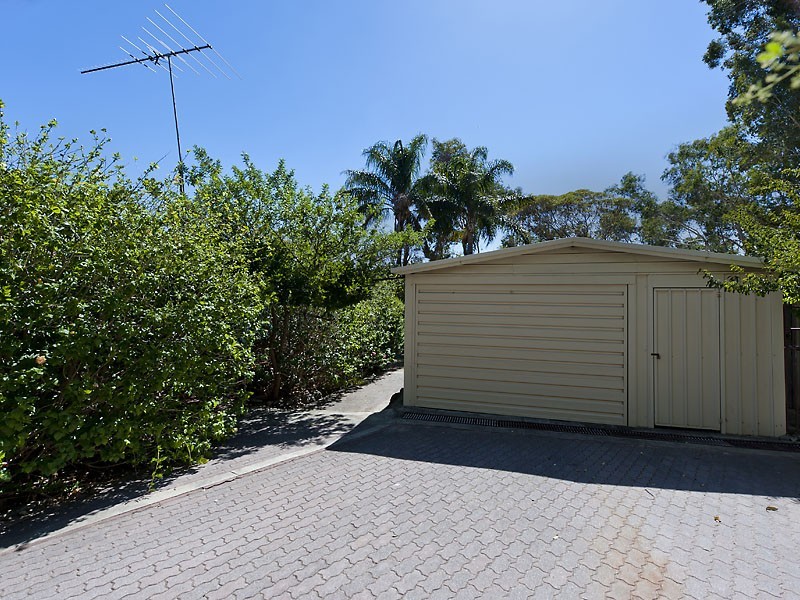 11 Woodbridge Drive, Greenmount WA 6056