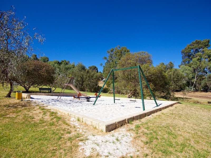 11 Woodbridge Drive, Greenmount WA 6056