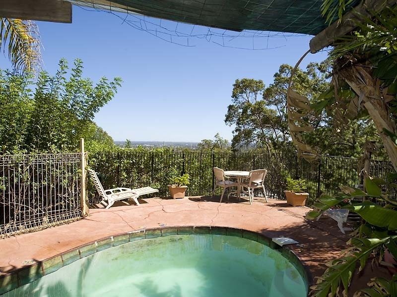 18 Grevillea Crescent, Swan View WA 6056