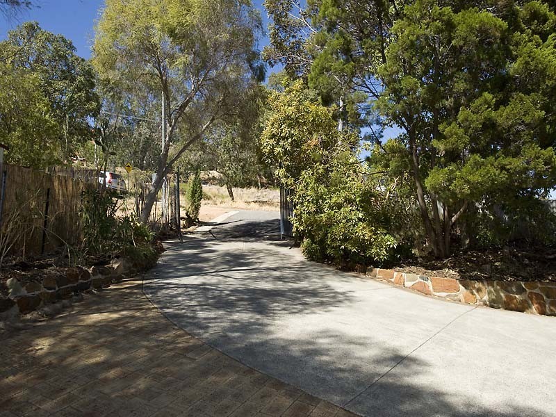 18 Grevillea Crescent, Swan View WA 6056