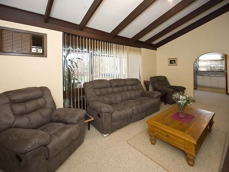 18 Grevillea Crescent, Swan View WA 6056