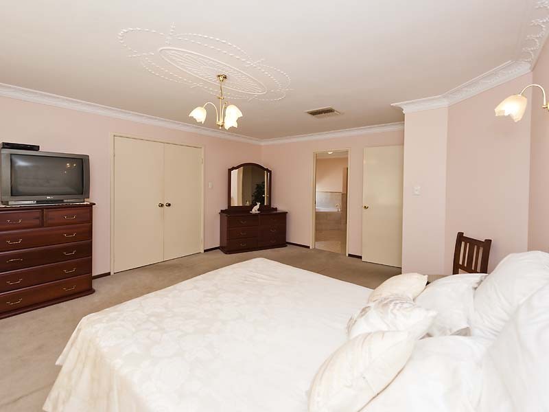 12 Eaglemont Drive, Swan View WA 6056