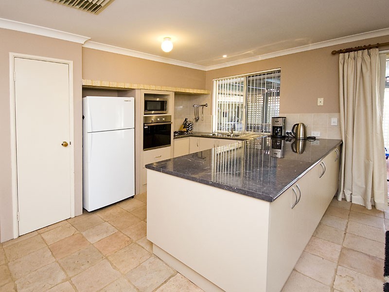 27 Marble Place, Forrestfield WA 6058