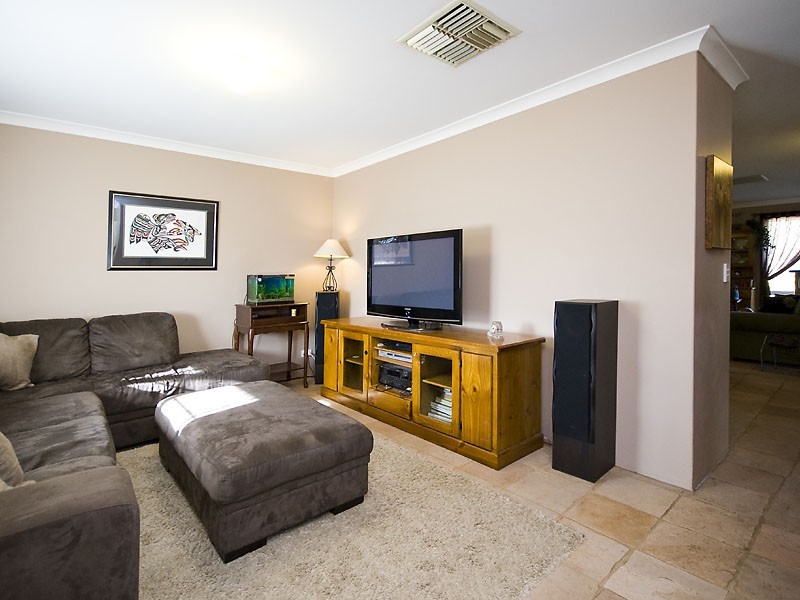 27 Marble Place, Forrestfield WA 6058