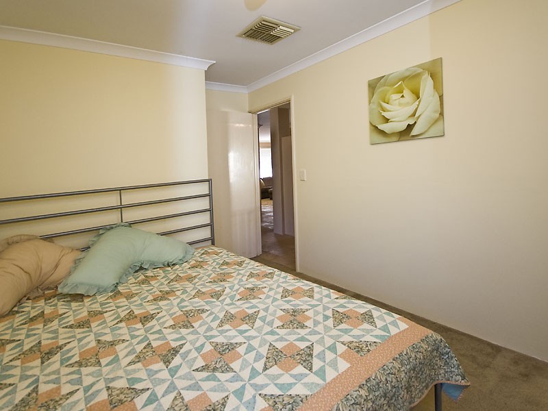 27 Marble Place, Forrestfield WA 6058