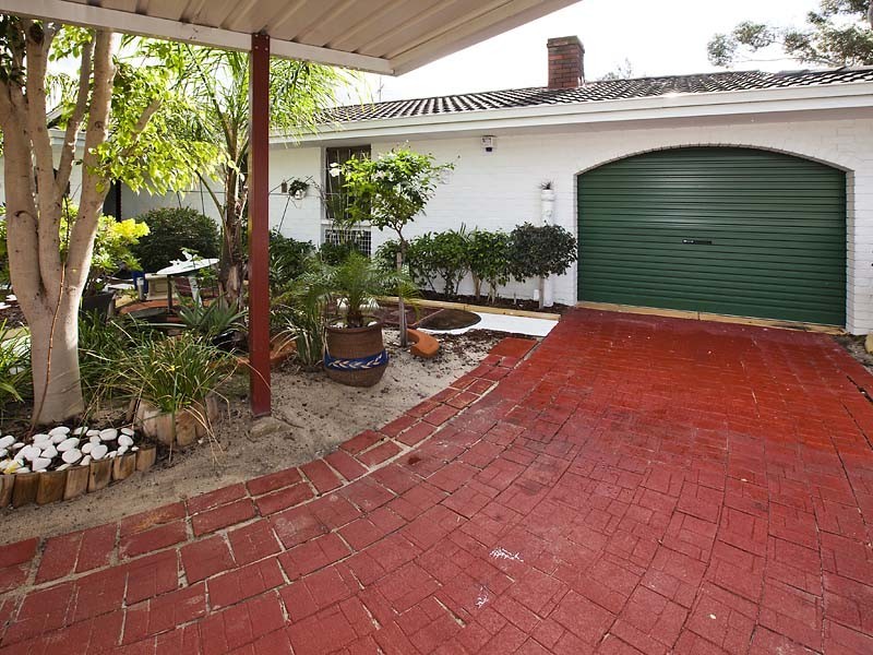 9 Castle Court, Forrestfield WA 6058