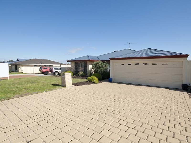 11 Nectarine Way, Forrestfield WA 6058