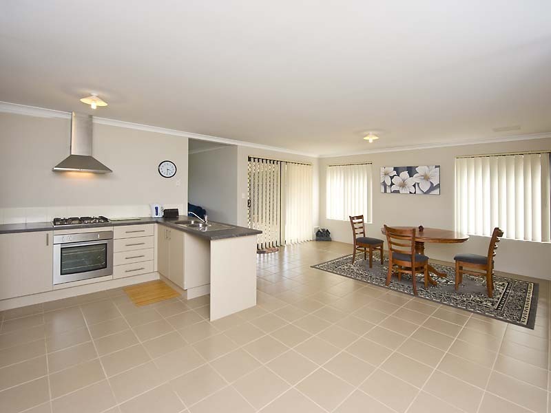 21 Hawthorn Street, Wattle Grove WA 6107