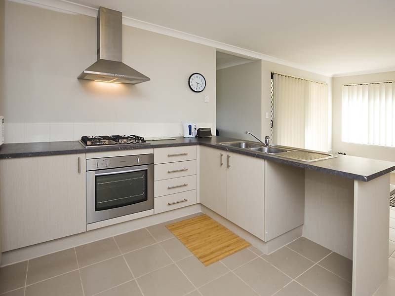 21 Hawthorn Street, Wattle Grove WA 6107