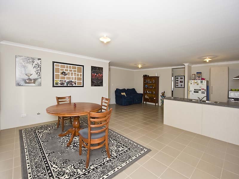 21 Hawthorn Street, Wattle Grove WA 6107