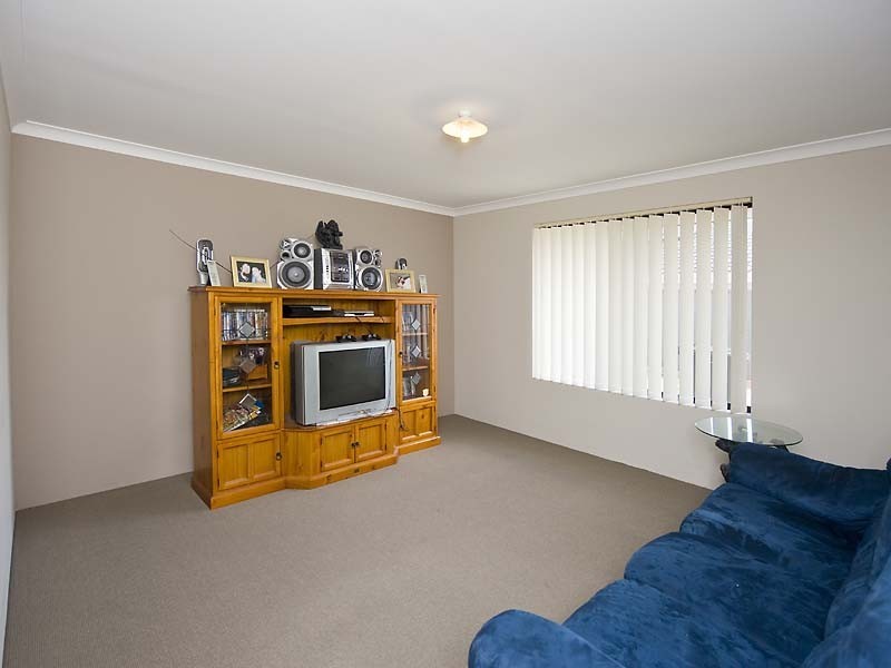 21 Hawthorn Street, Wattle Grove WA 6107