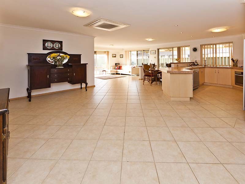 17 Coomer Elbow, South Guildford WA 6055