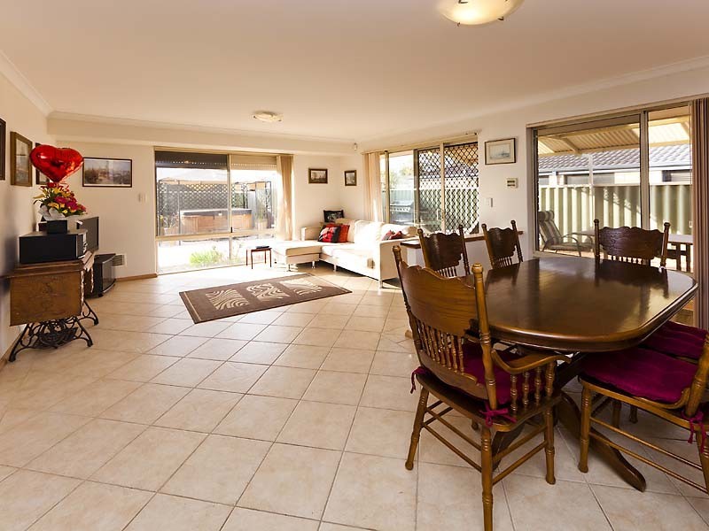 17 Coomer Elbow, South Guildford WA 6055