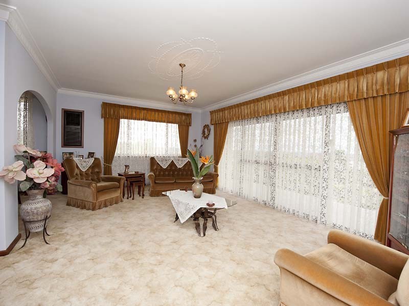 8 James Street, Swan View WA 6056