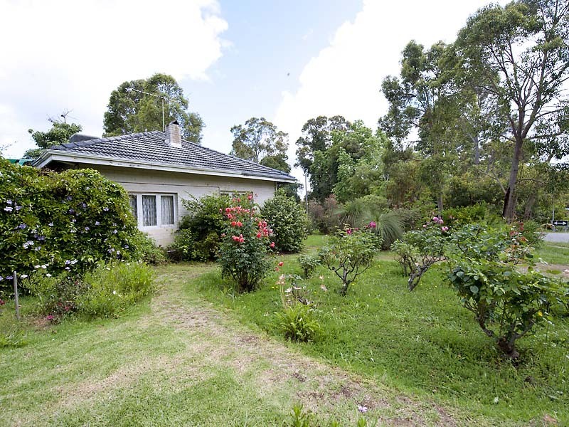 13 Nichol Street, Mundaring WA 6073