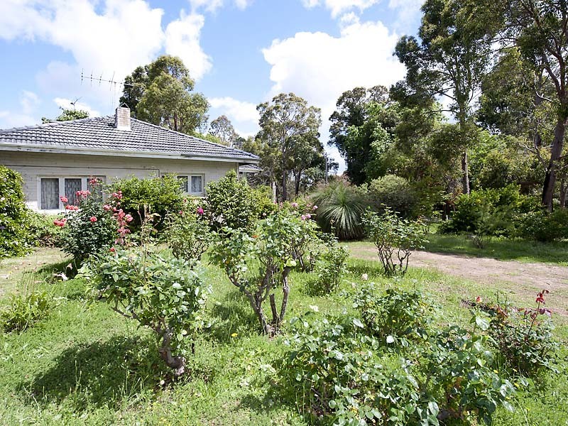 13 Nichol Street, Mundaring WA 6073