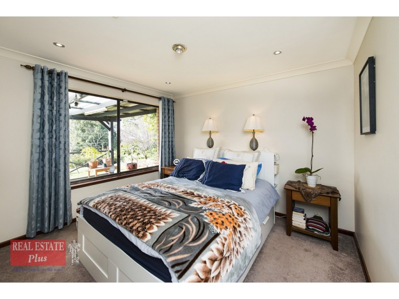 24 Linthorn Crescent, Greenmount WA 6056