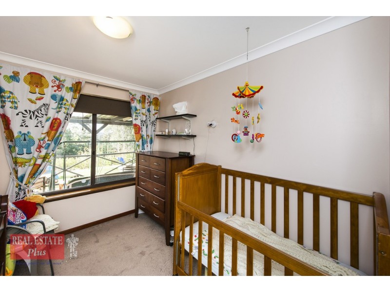 24 Linthorn Crescent, Greenmount WA 6056