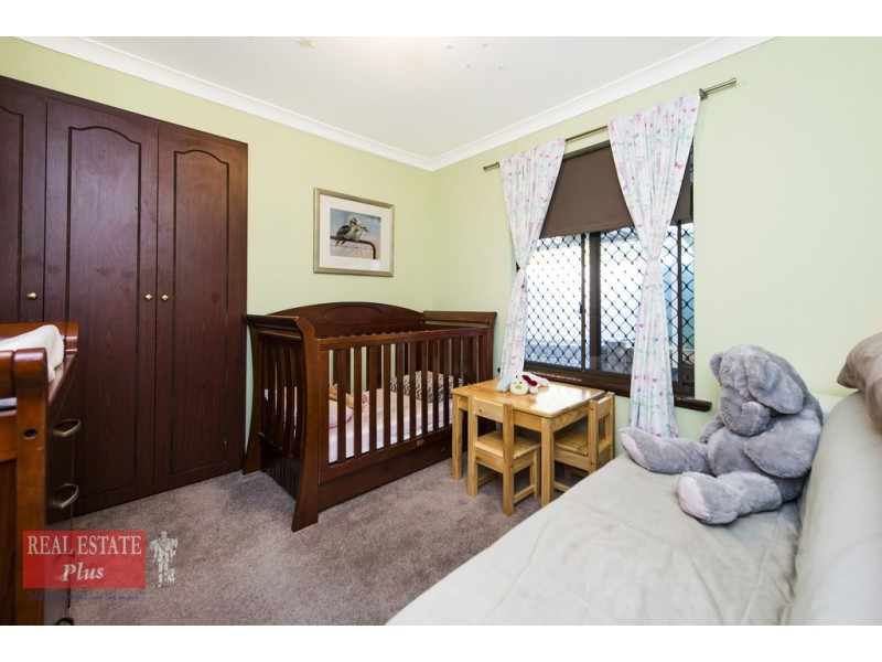 24 Linthorn Crescent, Greenmount WA 6056