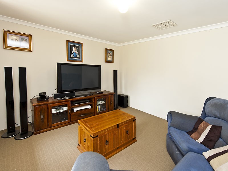 27 Bildjar Close, South Guildford WA 6055