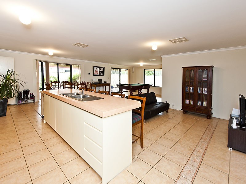 27 Bildjar Close, South Guildford WA 6055